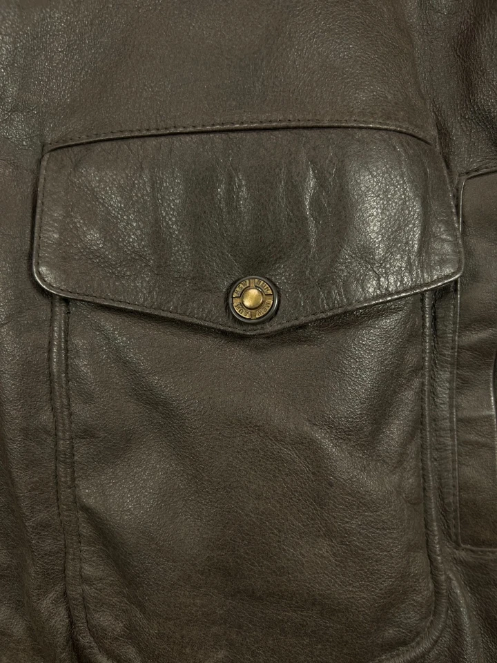 Chaqueta de bombardero Cougar para hombre alta vintage de cuero marrón aislada chaqueta XLT para hombre Foto 4 de 4