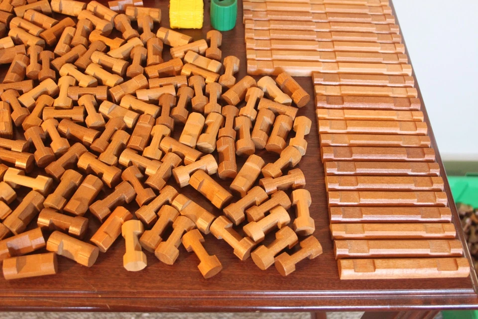 Lincoln Logs HUGE Lot 484 Pieces Vintage Roofs Windows TONS of Different Pieces - Image 2 of 4