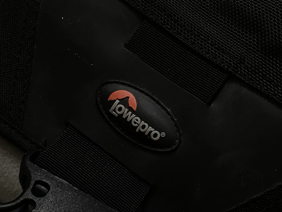 Lowepro Stealth Reporter 650AW Black Professional Camera Bag with Rain Cover - Image 3 of 4