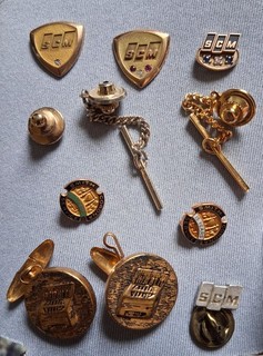 Lot of (5) Vintage Smith Corona Award 10K GOLD Lapel Pins PLUS Pin & Cuff Links