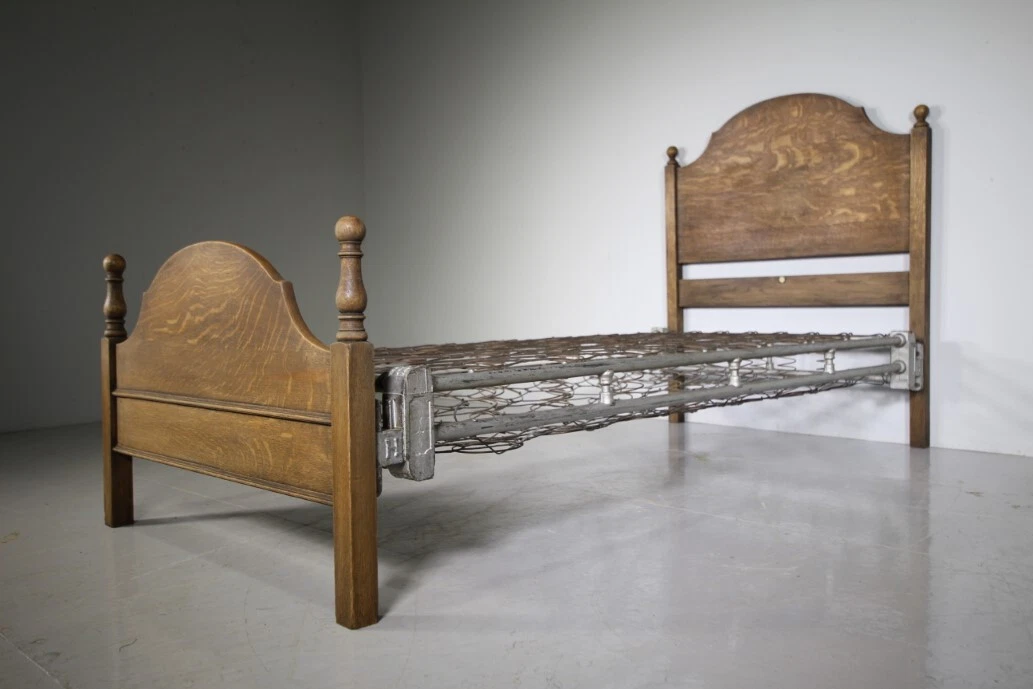 Antique on sale oak bed