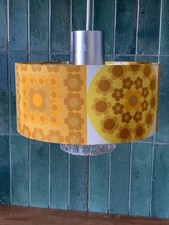 70er Jahre Hängelampe mit gelbem Blumen-Lampenschirm – Vintage Deckenlampe Retro