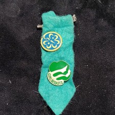 Girl Scouts 1980 Vintage Pin Lot w/ Green Felt Sash, Trefoil & Clover Pins
