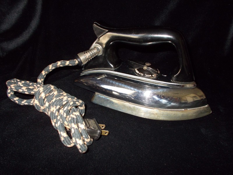 VINTAGE 1950's KM KNAPP-MONARCH CLOTHES ELECTRIC IRON 19-502 EXCELLENT WORKING!