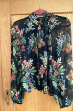 Bluse Mango Größe M dunkles Blumenmuster Rüschenkragen leicht transparent