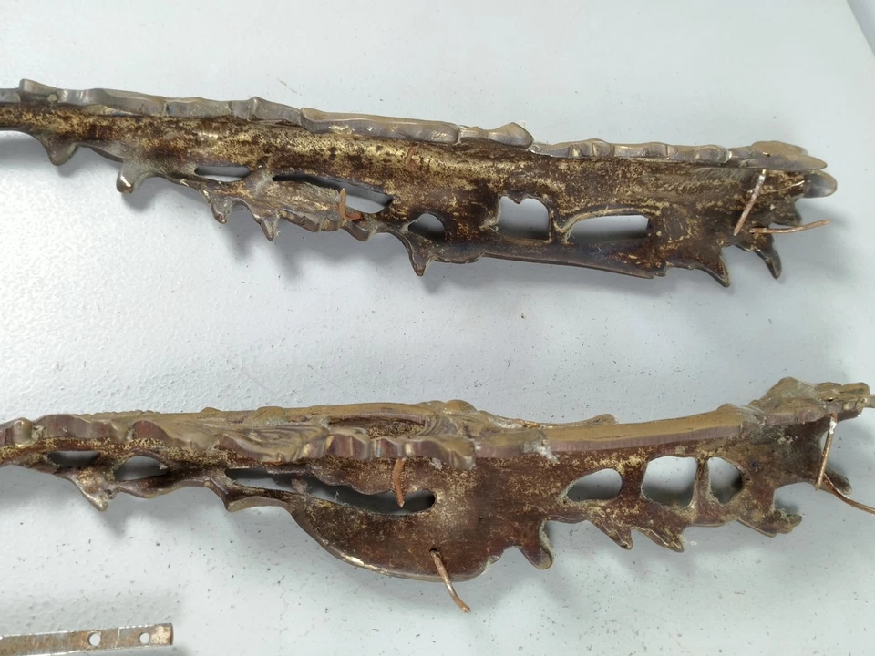 Lot FERRURES de MEUBLES Ornements Paterres POIGNEES Bronze Laiton Doré  P5 - Photo 4/4