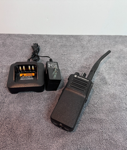 Motorola XPR 7350e AAH56JDC9WA1AN VHF Dwukierunkowe radio z baterią i ładowarką