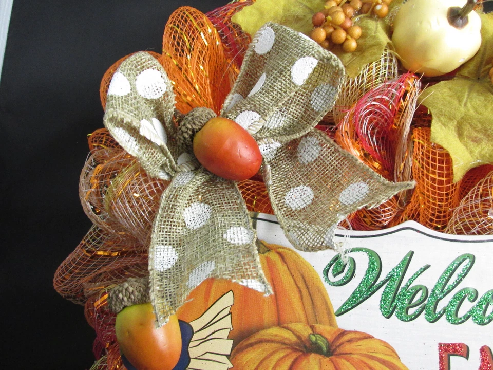 Corona de malla decorativa con volantes de flores de otoño Foto 4 de 4