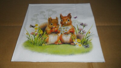 3 Servietten 33cm: Zwei Eichhörnchen auf einer Wiese zwischen Blumen.....