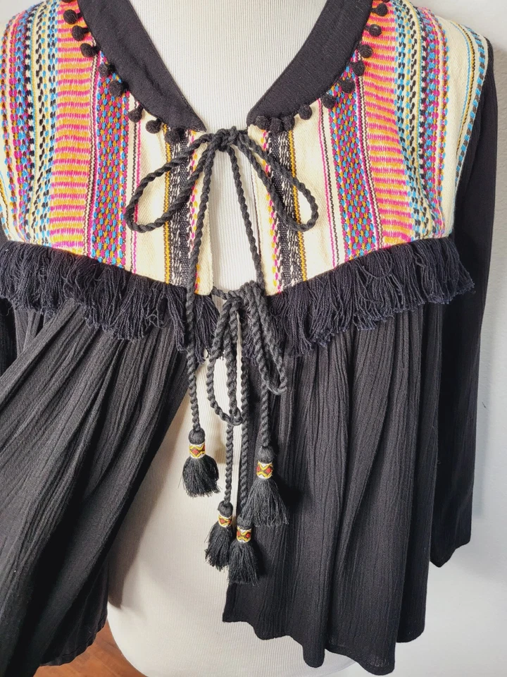 Blusa RAHI CALI Top Para Mujer Mediana Negra Colorida Tejida Borla Corbata Frontal Fluida Foto 4 de 4