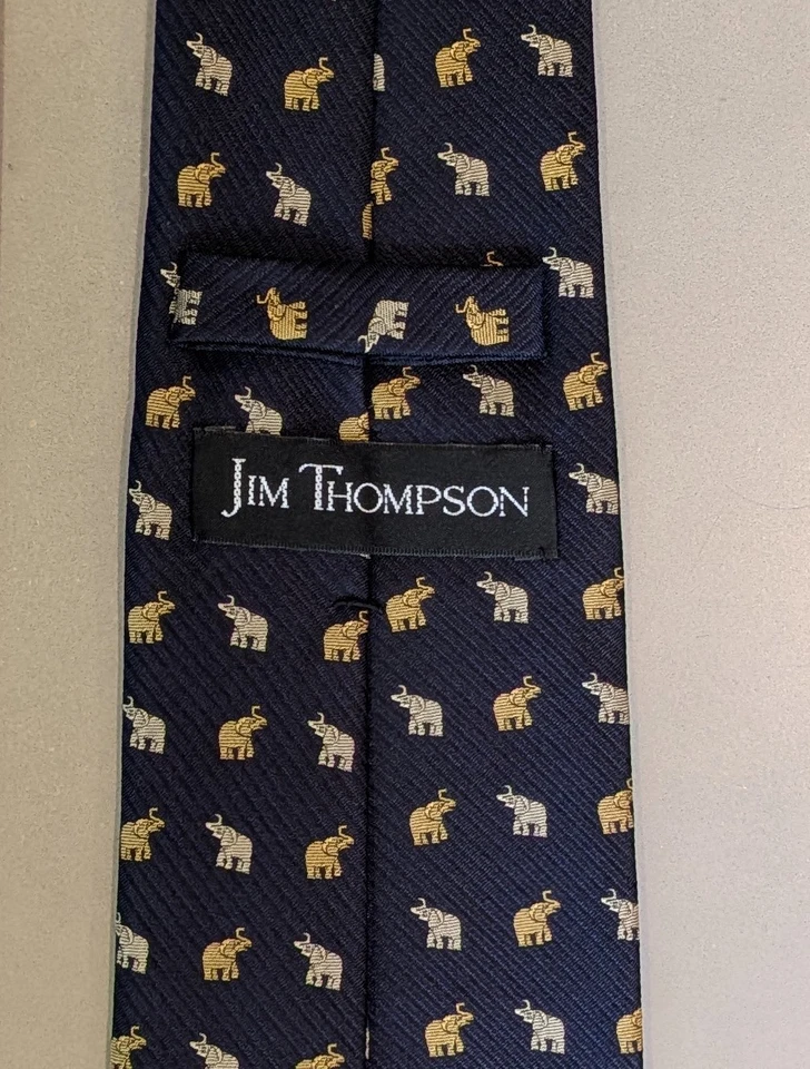 Corbata de seda Jim Thompson azul oscuro con elefantes dorados y bronce alternos Foto 4 de 4