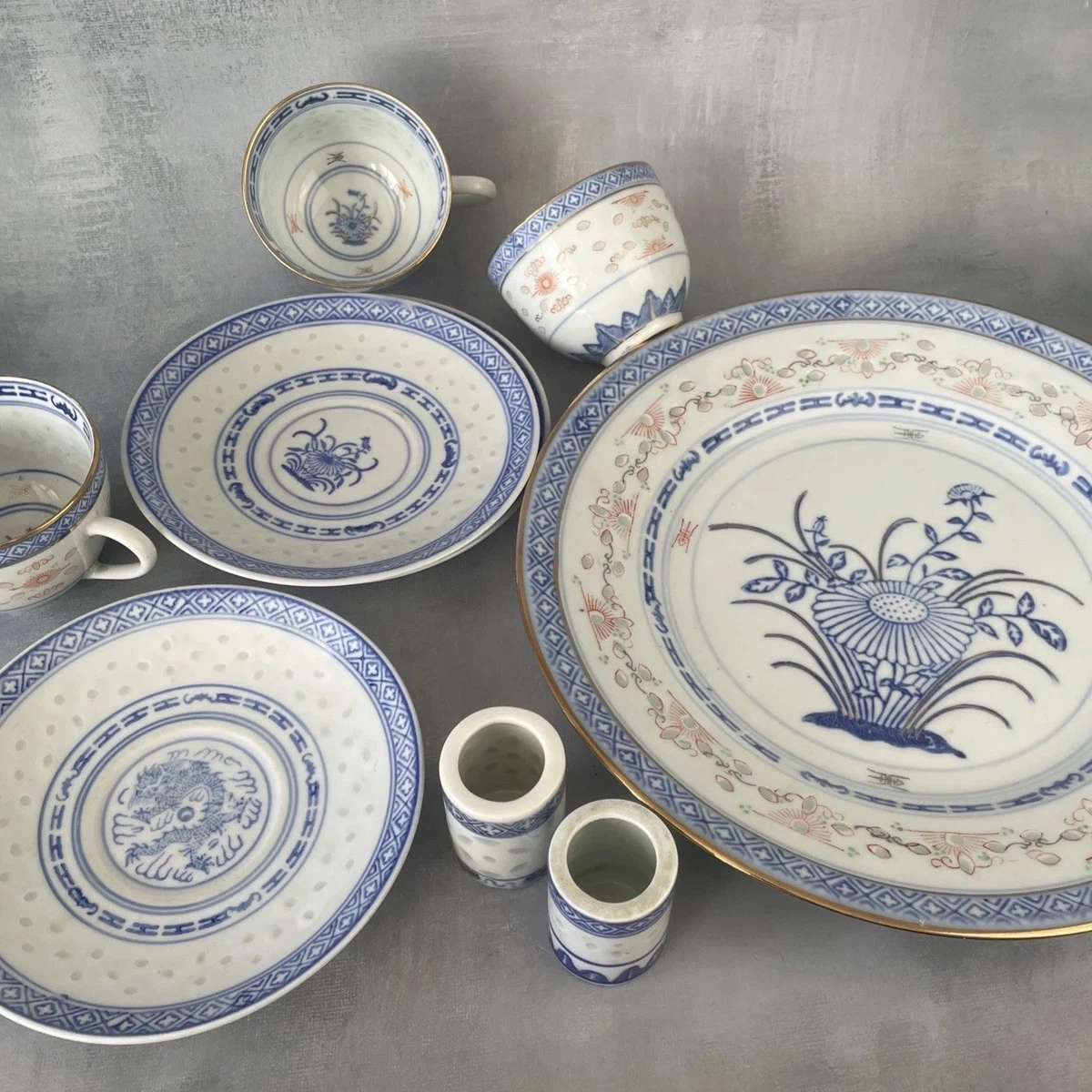 At Auction: SIX VASES MINIATURES ET UNE COUPE ET SOUCOUPE EN PORCELAINE