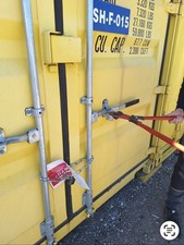 Im Container SH-F-015 befinden sich laut Fotodokumentation folgende Gegenstände: