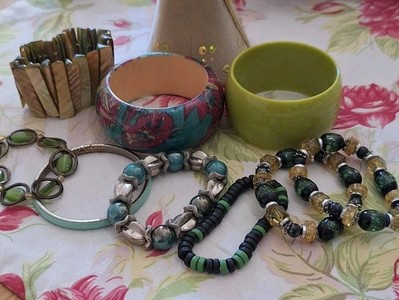 9 x Vintage Modeschmuck Armbänder in Grüntönen