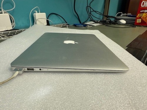 13" MacBook Air 2.0 i7 GHz 8GB RAM 256GB SSD 3rd Gen Catalina - Picture 8 of 9
