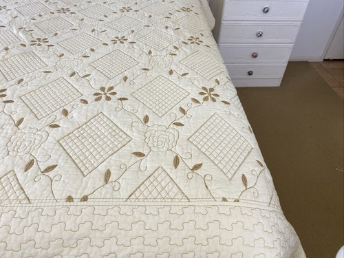 Cream / Brown Floral Cotton Quilt /Coverlet Comforter Bedspread 262 cm x 218 cm - Picture 4 of 16