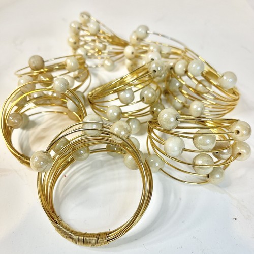 Juego de 8 servilleteros perlas blancas y champán dispersas varios anillos en tono dorado - Imagen 5 de 11