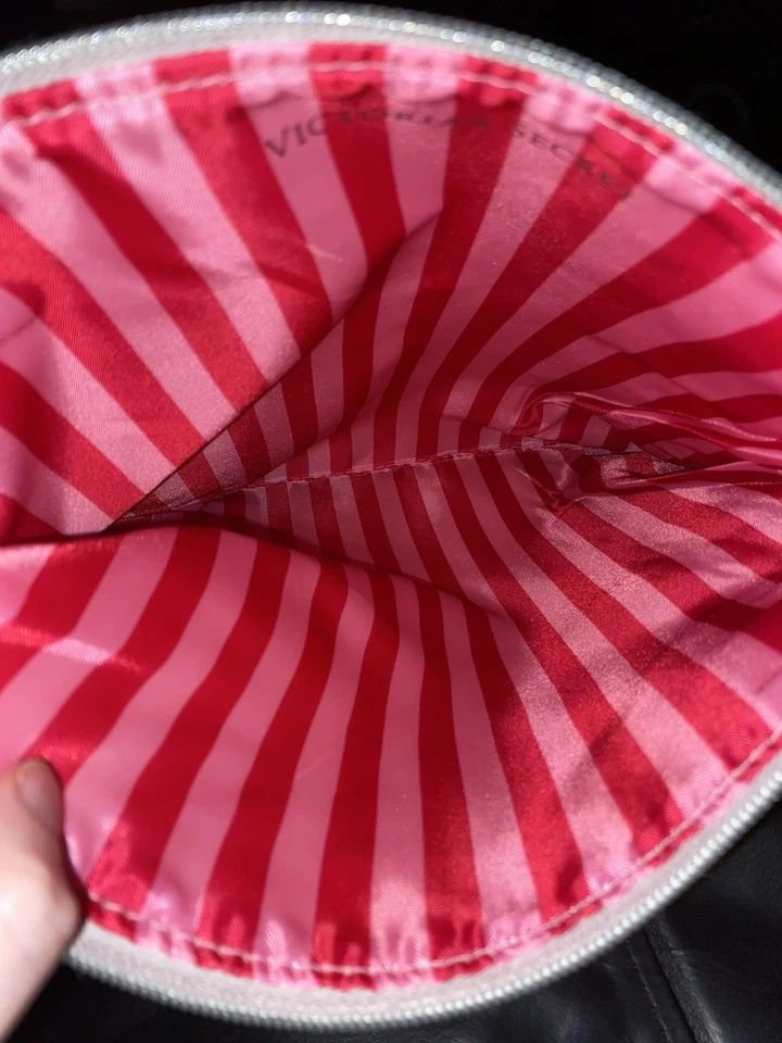 Bolso sin asas Victoria's Secret Angel plateado metálico plegable a mano para maquillaje Foto 3 de 4