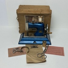 Vintage Casige Toy Sewing Machine Geson Model 1470 w Original Box Inserts