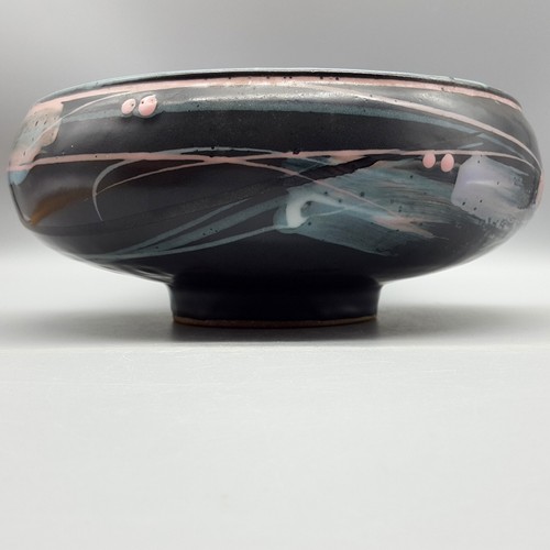 "Tazón de cerámica artística con patas de 11" cósmico negro mate firmado" Mark Chamberlain Studio - Imagen 4 de 10
