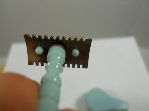 Maquinilla de afeitar Kewtie vintage miniatura azul con estuche y hojas Lapin EE. UU. tocador de viaje - Imagen 13 de 15