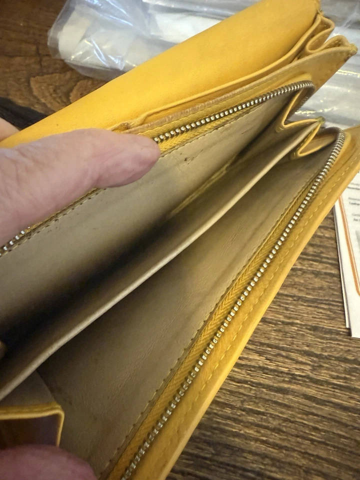 Cartera Bottega Veneta Intrecciato Cuero Doble Pliegue Amarilla, Usada Pero Excelente Estado. Foto 3 de 3