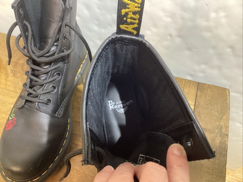 Botas Dr. Martens JY004 Negras 8 Agujeros con Bordado Rosa Talla Mujer’s 8, UK 6 - Imagen 8 de 11