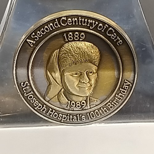 Juego de monedas de premio de 100 años de servicio de San José de colección dentro de pirámide de apoxi transparente - Imagen 4 de 12