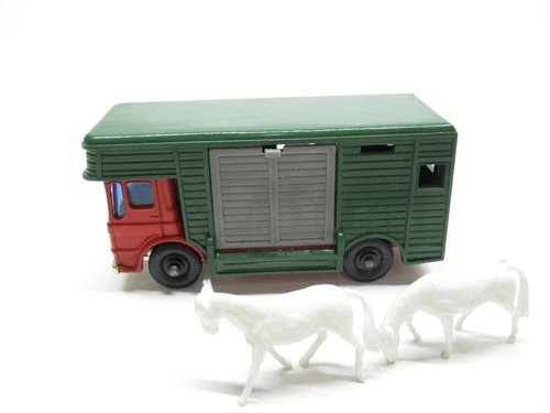 MATCHBOX LESNEY #17 HORSE BOX MINT WITH HORSES