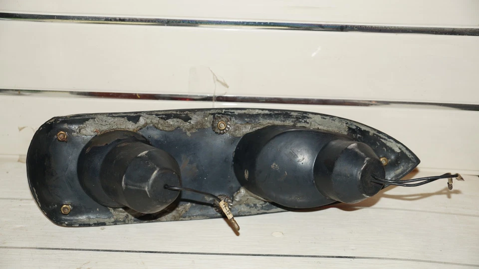 Genuine Carello 12.720.718 Peugeot 404 Coupet Cabriolé tail light - Image 2 of 4