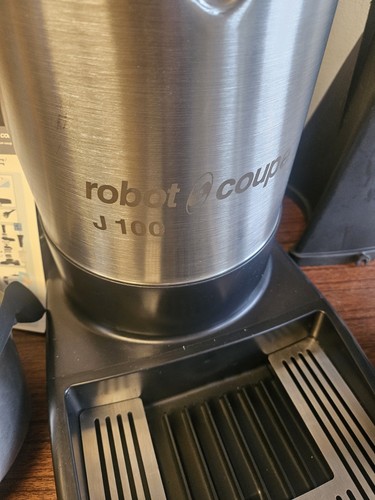 ROBOT COUPE J100 ENTSAFTER kontinuierlicher Zellstoffauswurf 1,3 PS kommerzielles Obst Gemüse - Bild 2 von 24