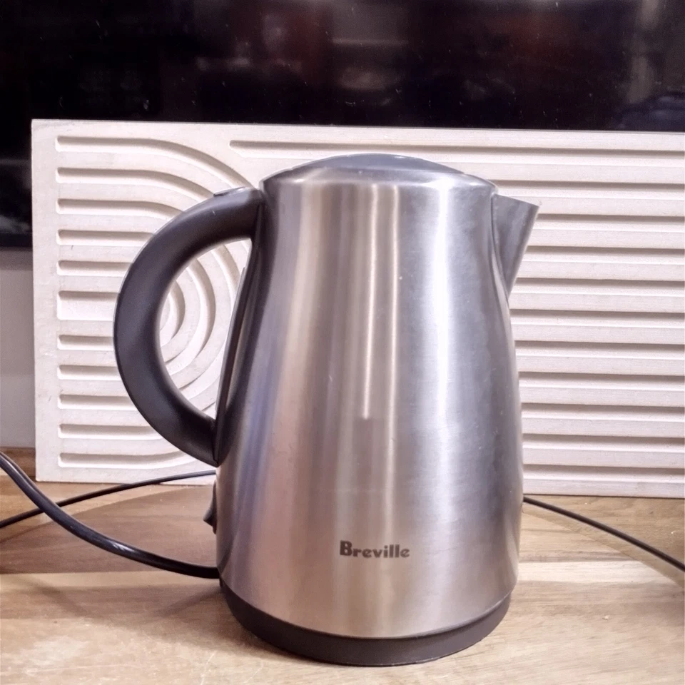 Hervidor eléctrico inalámbrico Breville BKE450XL 1,7 L de acero inoxidable  Foto 2 de 4