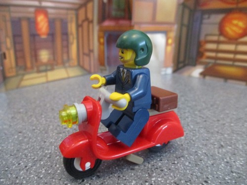 LEGO MINI FIGURE PARK STEET TOWNHOUSE FIGURES WITH VESBA & POODLE WW SHIPPING - Picture 5 of 5
