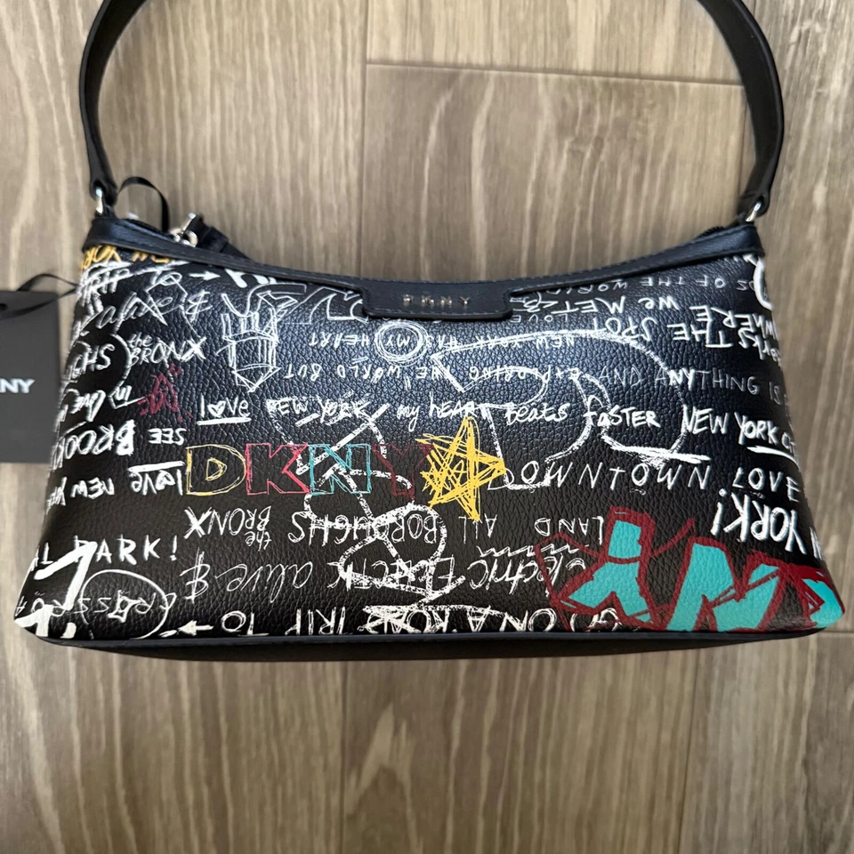 Bolso de mano DKNY Carlita EW Baguette negro y estampado de graffiti imitación cuero para mujer Foto 4 de 4