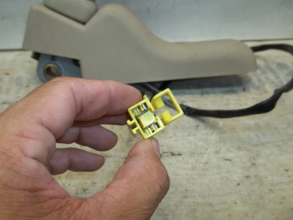 00-05 Cadillac Deville lado derecho pasajero cinturón de seguridad delantero hebilla pestillo OEM Foto 2 de 4