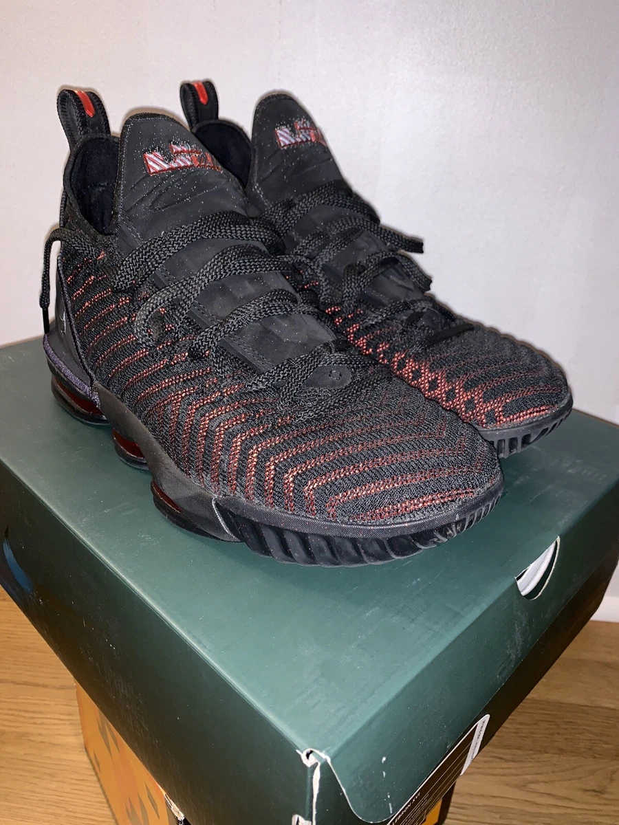 Preços baixos em Nike Lebron 16 Black Black-University Red