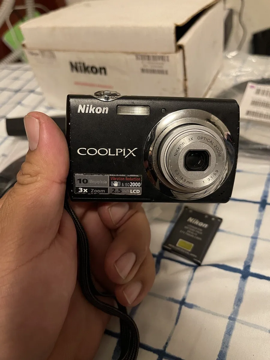 Nikon CoolPix S220 Digital Camera BUNDLE For Parts , Charger
