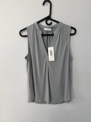 Lush Kayden Sleeveless V-Neck Split Neck Top in Mint