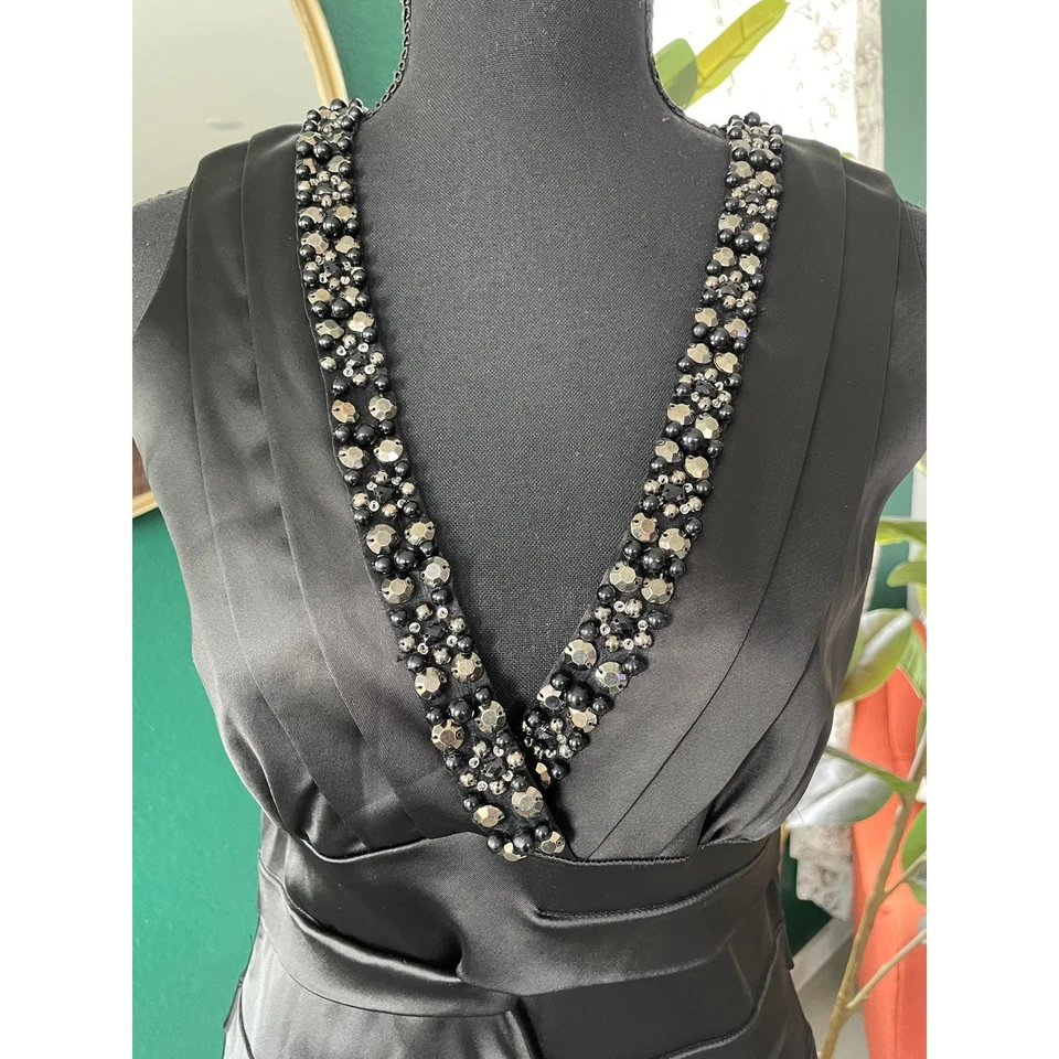 Vestido de cóctel ceñido al cuerpo con cuentas de satén acanalado Cache para mujer 10 negro sin mangas fiesta Foto 2 de 4