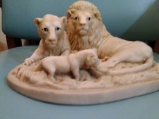 Decorative  Sand Stone Etched Lions With Cub Playing With The Male's Tail