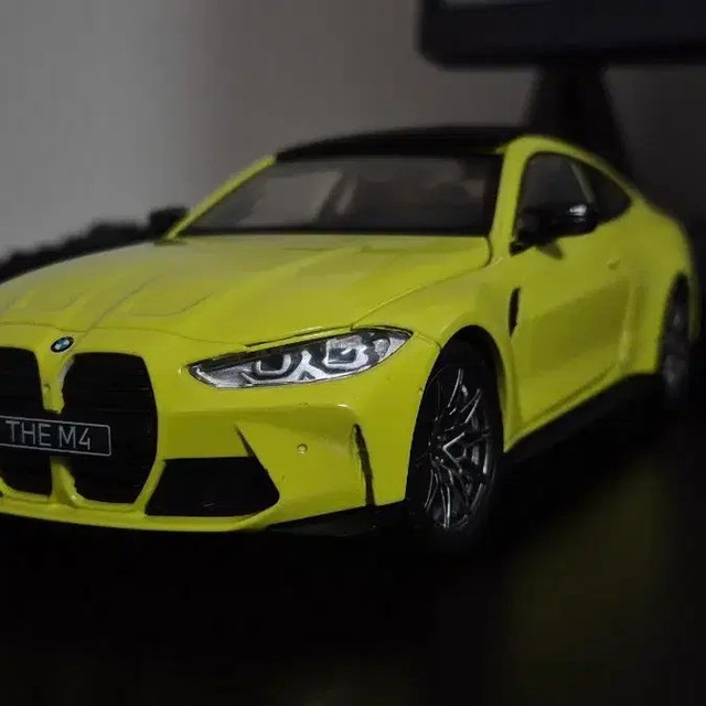 BMW M4 1:24 Diecast Model Car Left/Right Doors Open
