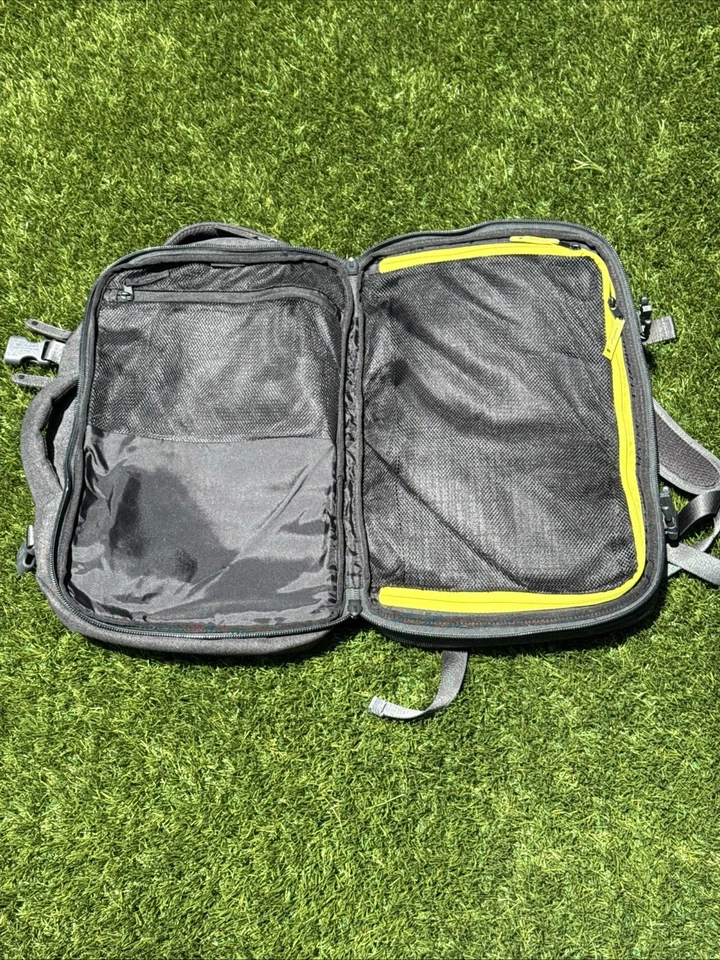 Mochila de viaje Incase EO (negra) se adapta a MacBook Pro de hasta 17 pulgadas Foto 3 de 3