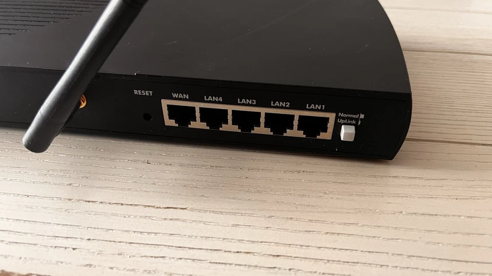 SpeedStream - SS2524 - Cable Router - Image 2 of 4