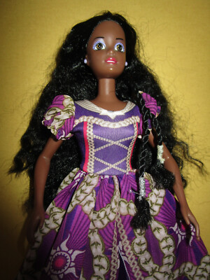 B1839) ALTE DUNKELHÄUTIGE VINTAGE HASBRO AA DOLL OHRRINGE+KLEID IN VIOLETT-TÖNEN
