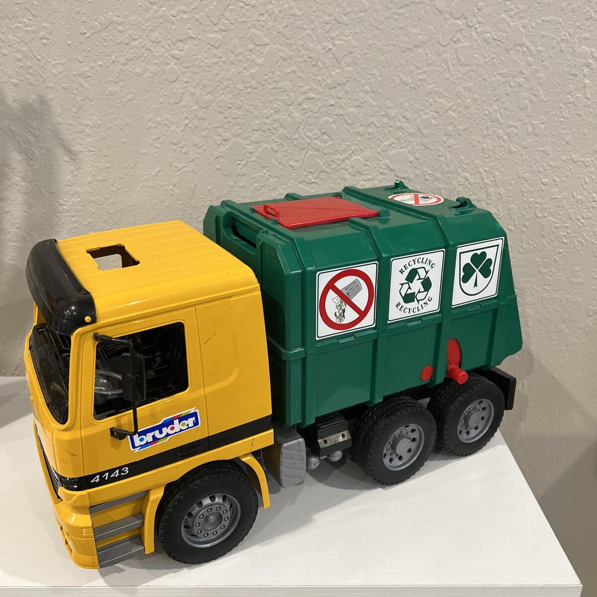 BRUDER #4143 MERCEDES BENZ ACTROS RECYCLING GARBAGE TRUCK BRUDER #4143 MERCEDES BENZ ACTROS RECYCLING GARBAGE TRUCK