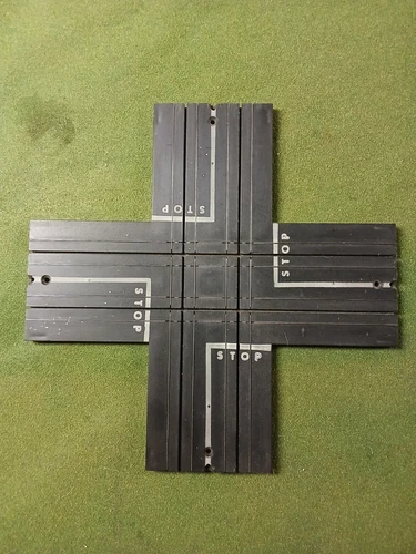 Aroura Criss Cross Track Section Figure Eight