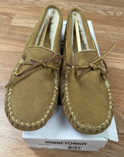 Minnetonka Sheepskin Softsole Moccasin Slippers in Golden Tan Men's Size 8 NEW