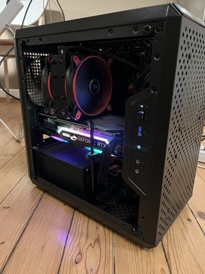 Gaming-PC-Setup mit Monitor, PC, Maus, Tastatur