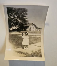 VTG 1950s LITTLE GIRL HOLDING A TOY GUN 3 1/2 X 5 BLACK & WHITE YOUNGSTOWN,OHIO