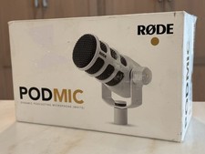 R DE PodMic White Dynamic Podcasting Microphone PODMICW Factory Sealed New